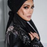 Erra Fazira Instagram - —— ERRA FAZIRA ——
.
Makeup @sharhimkhan 
Hijab Stylist @thelikeyuti
Wearing @samm_republic 
Manager @sharendrarazak 
Bodyguard @e.l.a.i.n.e78