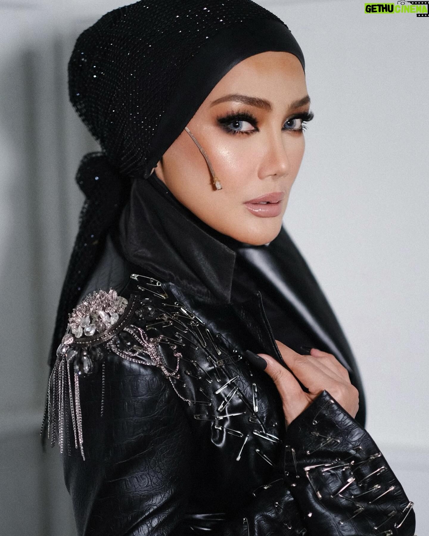Erra Fazira Instagram - —— ERRA FAZIRA ——
.
Makeup @sharhimkhan
Hijab Stylist @thelikeyuti
Wearing @samm_republic
Manager @sharendrarazak
Bodyguard @e.l.a.i.n.e78