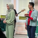 Erra Fazira Instagram - Abe Joe dan primadona @errafazira berganding di Nasi Lemak Kopi O (NLKO) 2.0

NLKO 2.0 kini kembali bersiaran di @tv9malaysia / siaran 149 setiap hari Rabu - Jumaat jam 10:30 pagi.

Jgn malas, swipe sampai habis...

Btw, Happiest Birthday @errafazira yang ke........? Haa korang pegi tanya dia sendiri la ye. 🎂