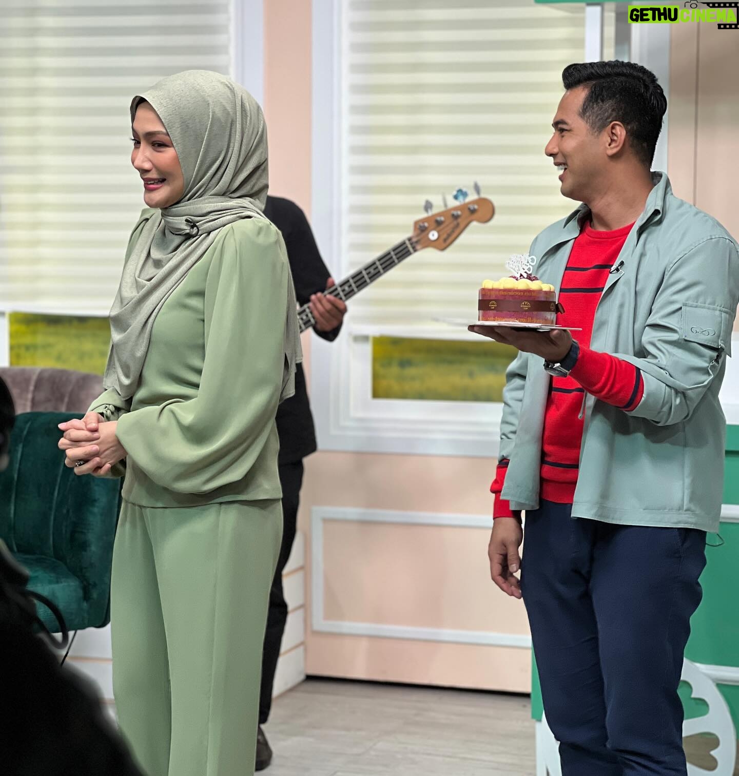 Erra Fazira Instagram - Abe Joe dan primadona @errafazira berganding di Nasi Lemak Kopi O (NLKO) 2.0
NLKO 2.0 kini kembali bersiaran di @tv9malaysia / siaran 149 setiap hari Rabu - Jumaat jam 10:30 pagi.
Jgn malas, swipe sampai habis...
Btw, Happiest Birthday @errafazira yang ke........? Haa korang pegi tanya dia sendiri la ye. 🎂