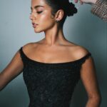 Isabela Merced Instagram - I had the honor of wearing this Versace S/S 1999 final look to the Madame Web premiere!!
This is the same dress worn by THE Naomi 😳
Thank you @tabvintage & @chloeandchenelle 🖤
Photographer: @_miazaki_
