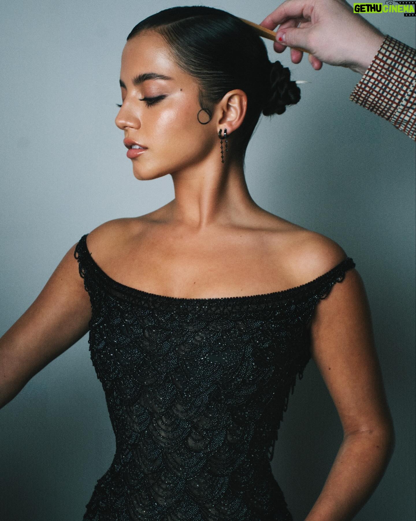 Isabela Merced Instagram - I had the honor of wearing this Versace S/S 1999 final look to the Madame Web premiere!!
This is the same dress worn by THE Naomi π³
Thank you @tabvintage & @chloeandchenelle π€
Photographer: @_miazaki_