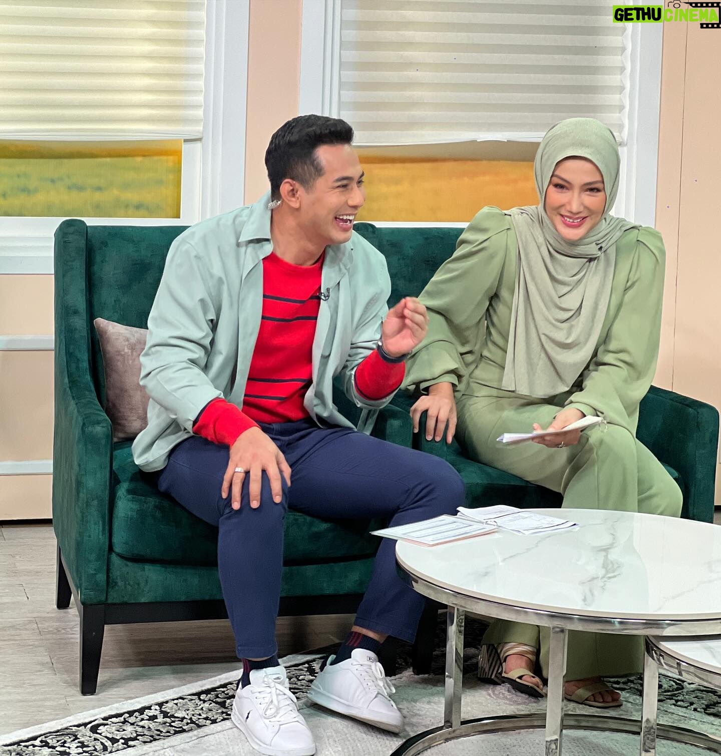 Erra Fazira Instagram - Abe Joe dan primadona @errafazira berganding di Nasi Lemak Kopi O (NLKO) 2.0
NLKO 2.0 kini kembali bersiaran di @tv9malaysia / siaran 149 setiap hari Rabu - Jumaat jam 10:30 pagi.
Jgn malas, swipe sampai habis...
Btw, Happiest Birthday @errafazira yang ke........? Haa korang pegi tanya dia sendiri la ye. 🎂