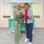 Erra Fazira Instagram - Abe Joe dan primadona @errafazira berganding di Nasi Lemak Kopi O (NLKO) 2.0

NLKO 2.0 kini kembali bersiaran di @tv9malaysia / siaran 149 setiap hari Rabu - Jumaat jam 10:30 pagi.

Jgn malas, swipe sampai habis...

Btw, Happiest Birthday @errafazira yang ke........? Haa korang pegi tanya dia sendiri la ye. 🎂