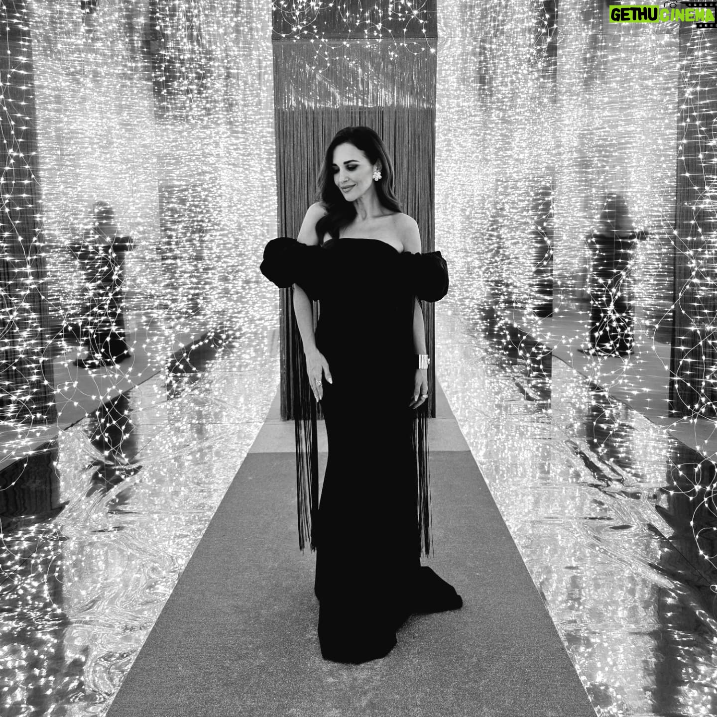 Paula Echevarría Instagram - Noche mágica ✨️ en Milán descubriendo lo nuevo de Pantene... ♥️
@pelopantene
#PanteneBondRepair
Mi look:
Vestido @silviafernandezatelier
Joyas @delparamovintagejoyas
Zapatos @louboutinworld
Bolso @aquazzura
Muah @mikvarez