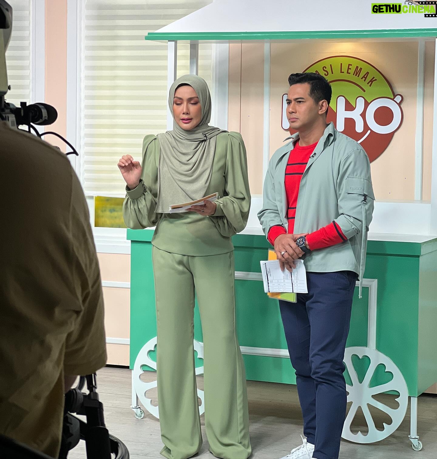 Erra Fazira Instagram - Abe Joe dan primadona @errafazira berganding di Nasi Lemak Kopi O (NLKO) 2.0
NLKO 2.0 kini kembali bersiaran di @tv9malaysia / siaran 149 setiap hari Rabu - Jumaat jam 10:30 pagi.
Jgn malas, swipe sampai habis...
Btw, Happiest Birthday @errafazira yang ke........? Haa korang pegi tanya dia sendiri la ye. 🎂