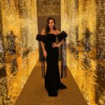 Paula Echevarría Instagram - Noche mágica ✨️ en Milán descubriendo lo nuevo de Pantene... ♥️

@pelopantene 
#PanteneBondRepair 

Mi look:
Vestido @silviafernandezatelier 
Joyas @delparamovintagejoyas 
Zapatos @louboutinworld 
Bolso @aquazzura 
Muah @mikvarez