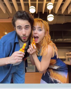 Clara Galle Instagram - El cierre de esta saga está siendo especial. 🥺💙 Nos acordamos de todo el reparto y todo el equipo. “🐥” dice: #ATravésDeTuMirada 23 de febrero en @netflixes