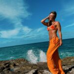 Jésica Cirio Instagram – SUMMER TIME
Amando el ruido del mar 🌊 y este look 🧡 que no puede más ☺️