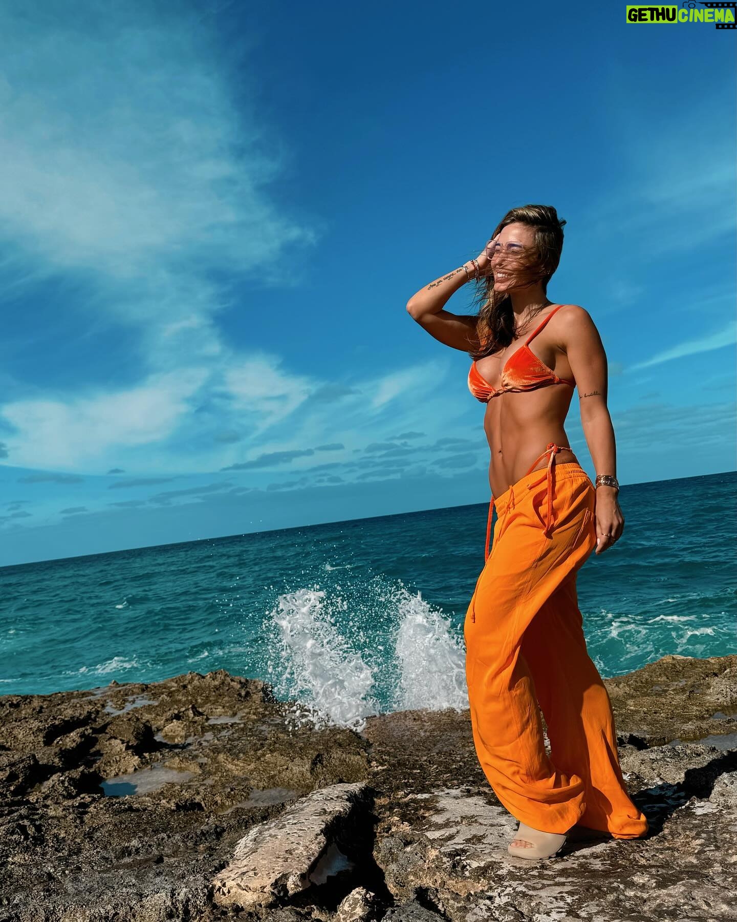Jésica Cirio Instagram - SUMMER TIME
Amando el ruido del mar 🌊 y este look 🧡 que no puede más ☺️