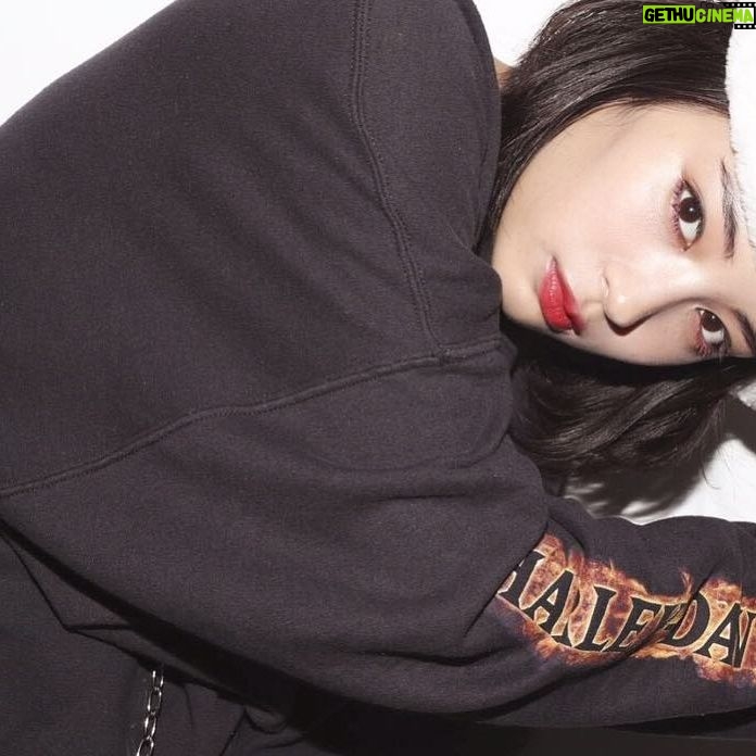 Suzu Hirose Instagram - ⚡︎⚡︎🖤
イガリさんにメイクしてもらったの。嬉しい。
#seventeen #STニュース