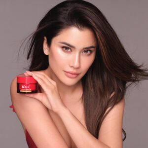 Praya Lundberg Instagram - All time favorite skin care 🥹❤️ 𝐊𝐀 𝐀𝐠𝐢𝐧𝐠 𝐏𝐫𝐨 - keeping that glow on my skin 🌹❤️

#KAAgingPro #มือโปรเรื่องริ้วรอย