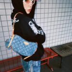 Riisa Naka Instagram - Y2Kの魅力溢れるクロワッサン👜🩷🦋
私好みのカジュアルスタイルでも
ナチュラルに使えるのって天才すぎ🥹❣️✨
2024年はじめてのすきバッグに出会えた幸せ❤️😘

@louisvuitton
#LOUISVUITTON
#LVFashion
#LVRemix
#PR