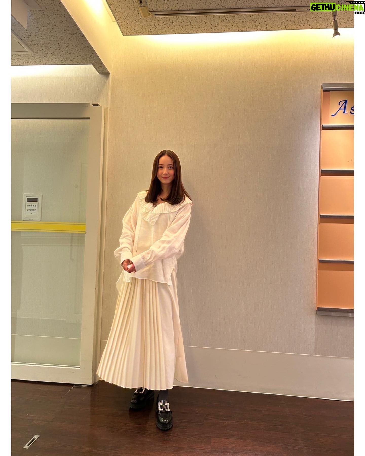Nozomi Sasaki Instagram - 本日13時から🌷
『徹子の部屋』に出演させていただきます📺
以前、楽しみにしていたお仕事とはこの事でした✨
2度目の徹子の部屋なのですが、収録時も徹子さんは、本当にお優しくてチャーミングで魅力的な方でした♡
お願いして秋田弁もお話ししていただいちゃいました!
是非✨
#徹子の部屋
tops #venit
skirt #AKIRANAKA
accessory #talkative_marotta
shoes #SergioRossi
styling #木津明子 さん
hair&makeup #笹本恭平 さん
