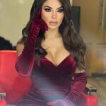Aleida Núñez Instagram - Tu tiempo vale oro…feeling good✨ #vive  makeup  @rulomaquillista  hair @pedroaudelo  extensiones @glamstyle.hairstudio