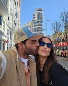 Paula Echevarría Instagram - Mi San Valentín... 
Te quiero y quiero seguir divirtiéndome, desmelenándome, cayéndome, levantándome, desesperándome y derritiéndome de amor contigo siempre ♥️🌹🔐

#EspérameQueVoy
#SanValentin
#Mío 
@migueltorres