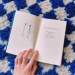Clara Galle Instagram – Enero sin tiempo. Pero he descubierto muchos libros random para leer que no necesitan continuidad, y así una puede seguir desapareciendo de este mundo a ratitos. 
Os dejo algunos por aquí:

– “101 Essays that will change the way you think” (Brianna West): Reflexiones que ocupan dos páginas pero que ocupan el día entero rondando contigo. (También traducido al español.)

– “No todo el mundo” (Marta Jiménez Serrano): Mini historias de amor maravillosamente relatadas.

– “The Melancholy death of Oyster Boy” (Tim Burton): Simplemente un tesoro de papel. ✨

Por cierto, odiar las lentillas es lo mejor que me ha pasado en la vida!