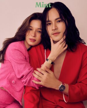 Violette Wautier Instagram - จริงๆ รับงานคู่นะคะ 💜🤣

เติมเต็มช่วงเวลาแห่งความสุขรับวาเลนไทน์ใน #MintFashion กับเรือนเวลาไอคอนิกจาก OMEGA คอมพลีทลุคของทั้งคู่ให้เปล่งประกาย พร้อมชวนทุกคนมอบเป็นของขวัญสุดพิเศษให้กับคนพิเศษสุดของคุณในวาเลนไทน์นี้ 

#KaoVxMintFashion 
#OMEGA 
#OMEGAWatches
#OMEGAThailand 
#kaojirayu_9 #VioletteWautier 
#MintMagTH
