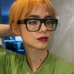 Clara Galle Instagram – Enero sin tiempo. Pero he descubierto muchos libros random para leer que no necesitan continuidad, y así una puede seguir desapareciendo de este mundo a ratitos. 
Os dejo algunos por aquí:

– “101 Essays that will change the way you think” (Brianna West): Reflexiones que ocupan dos páginas pero que ocupan el día entero rondando contigo. (También traducido al español.)

– “No todo el mundo” (Marta Jiménez Serrano): Mini historias de amor maravillosamente relatadas.

– “The Melancholy death of Oyster Boy” (Tim Burton): Simplemente un tesoro de papel. ✨

Por cierto, odiar las lentillas es lo mejor que me ha pasado en la vida!