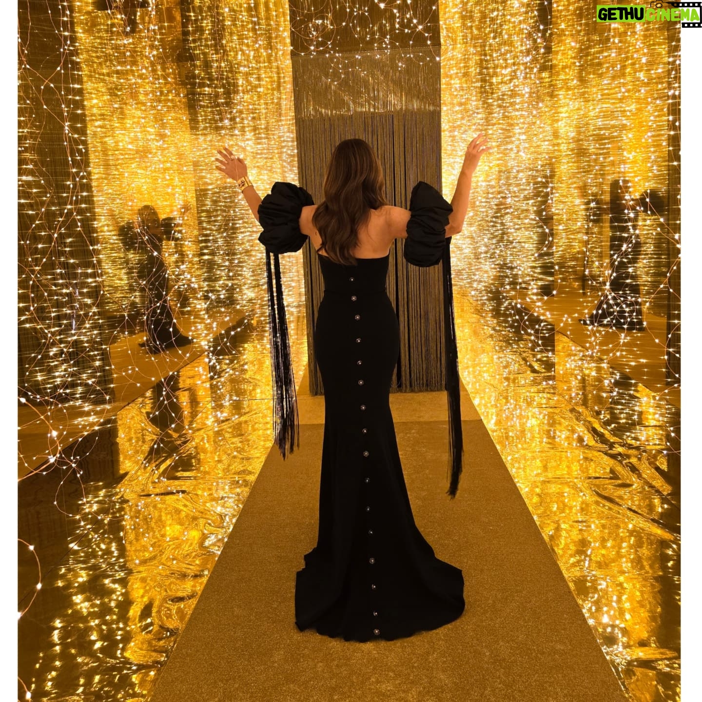 Paula Echevarría Instagram - Noche mágica ✨️ en Milán descubriendo lo nuevo de Pantene... ♥️
@pelopantene
#PanteneBondRepair
Mi look:
Vestido @silviafernandezatelier
Joyas @delparamovintagejoyas
Zapatos @louboutinworld
Bolso @aquazzura
Muah @mikvarez