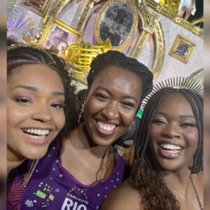 Juliana Alves Instagram - Carrosel de emoções deste carnaval! 
Foi bom curtir e aproveitar cada instante dessa festa linda! Torci, me emocionei, vibrei e fui feliz. 
Amei conhecer o camarote Rio, a convite do @guilhermebarros 
Me emocionei muito com o Salgueiro 
Reencontrei minha @gresutijuca 
Fiquei toda orgulhosa da minha irmã @eumayra.a que brilhou desfilando de perna de pau na Imperatriz
Encontrei amigos
Chorei com a Vila e a comissao de @alexneoral e @marciojahu 
E vibre com as comunidades amigas
Admirei @sou_mayaralima 
E no final ainda estava de pé pra aplaudir a Viradouro 
Ontem desfilei com as crianças como faço todo ano! 
Que venha o fds, porquê apesar de cansada eu quero maissss!