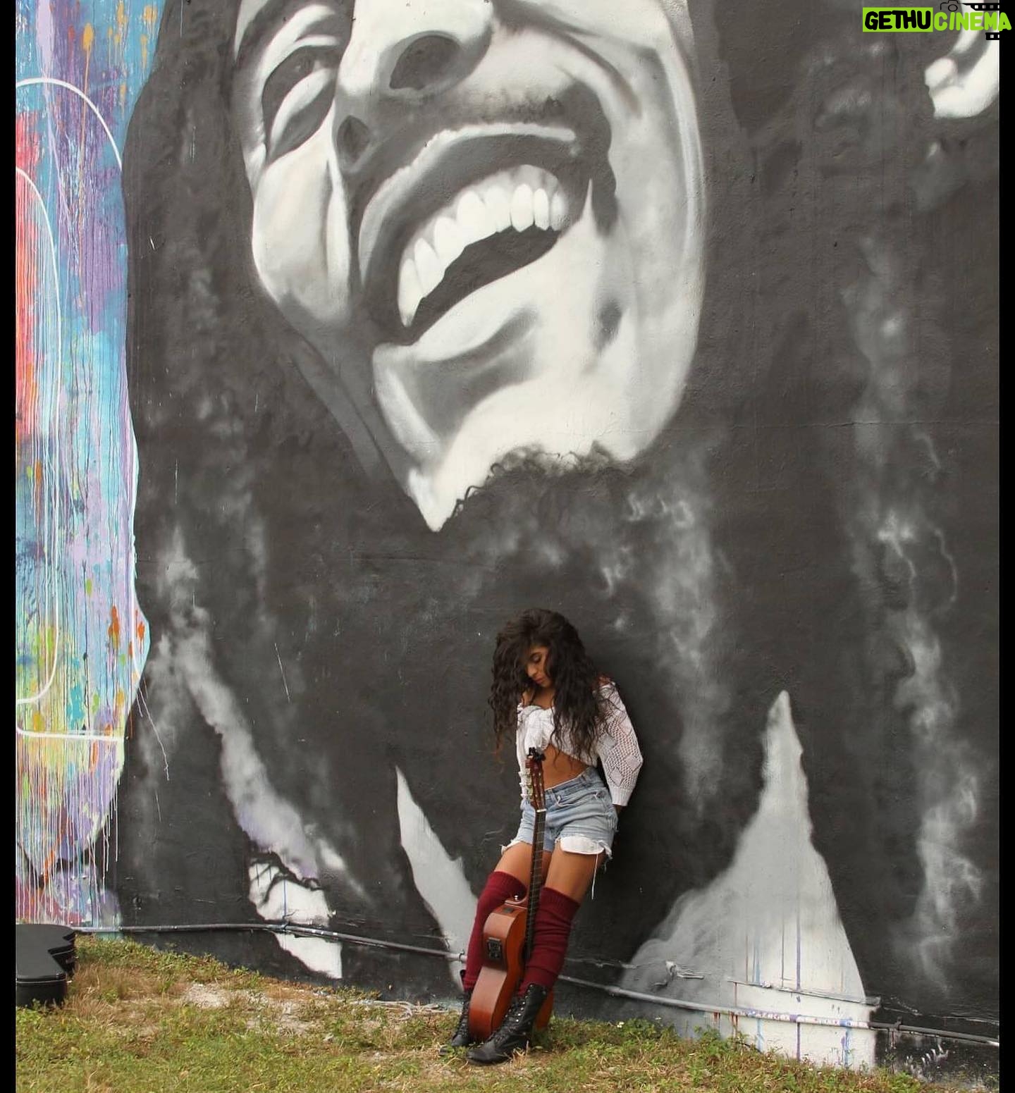 Jessie Reyez Instagram - “Is this love” cover, out now. When I was presented with the opportunity to cover such a legendary song for such a legendary movie, I almost said no. Considering how much I’ve always looked up to Bob, it seemed almost sacrilegious to attempt a song that i find so holy. “Is this Love”. A beautiful message from an artist who has provided medicine in the form of music to the world; a world that feels like it needs double the dose right now. Like most of us, there have moments in my life where burdens of the human experience have been heavier than I could bear. One moment in particular, I had landed in Toronto, circumstances rendered my tears to be waves and I couldn’t come up for air. I had to do a gig that night and I was trying to find grounding. I remember laying on a bench near the airport downtown and looking up at a canopy of trees above me. Bob came on and I felt instantly soothed. My tears dried. I decided to say yes to singing this because I chose to view it as an opportunity to pay homage to the sacred. To all involved, thank you for inviting me to be a part of this @ziggymarley @onelovemovie
The last photo was taken years ago by @demarp when i used to be a bartender in Florida. Back when the idea of being a full time musician was as just a dream. The respect and love I’ve had for Bob goes very far back. Jamaica, the world owes you one.🇯🇲❤️