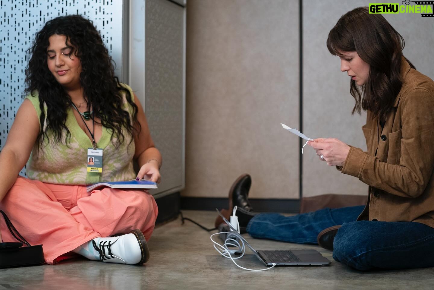 Melissa Benoist Instagram - Felt like I was literally glued to my prop phone, laptop, chargers, press pass and glass of faux Yellowtail the whole time we shot this show but man I gained a newfound respect for campaign reporters, I don’t know how y’all do it 🧡
Making its next stop: check out these brand-new pics of the new Max Original Series #TheGirlsOntheBus, from executive producers of The Flight Attendant. Arriving March 14 exclusively on @streamonmax