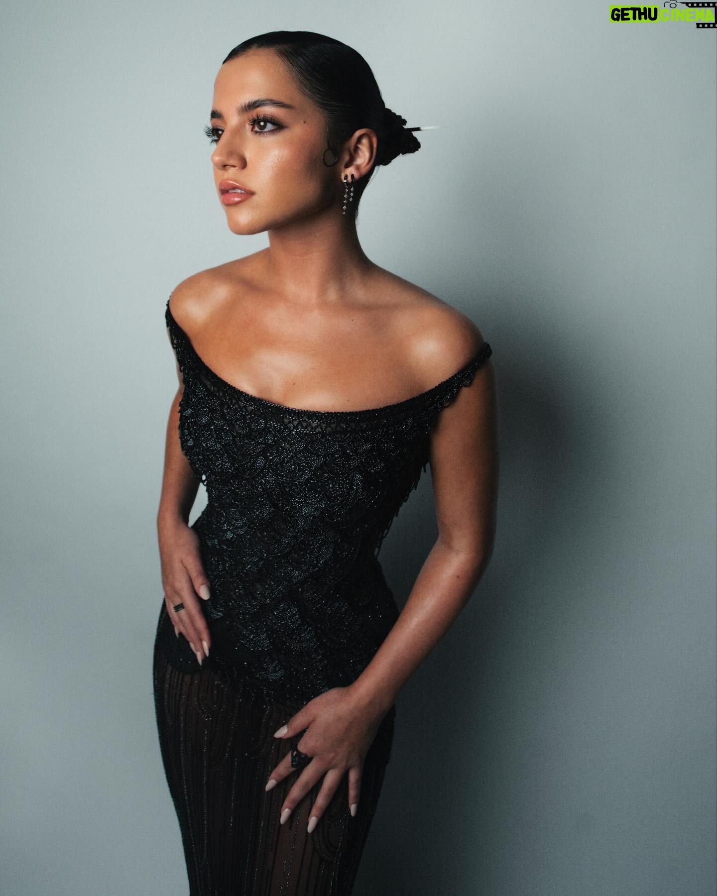 Isabela Merced Instagram - I had the honor of wearing this Versace S/S 1999 final look to the Madame Web premiere!!
This is the same dress worn by THE Naomi π³
Thank you @tabvintage & @chloeandchenelle π€
Photographer: @_miazaki_