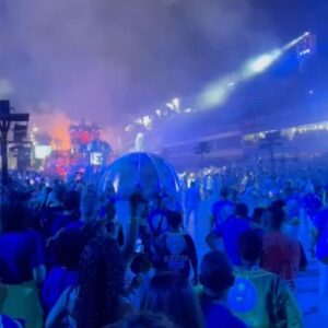 Juliana Alves Instagram - Carrosel de emoções deste carnaval! 
Foi bom curtir e aproveitar cada instante dessa festa linda! Torci, me emocionei, vibrei e fui feliz. 
Amei conhecer o camarote Rio, a convite do @guilhermebarros 
Me emocionei muito com o Salgueiro 
Reencontrei minha @gresutijuca 
Fiquei toda orgulhosa da minha irmã @eumayra.a que brilhou desfilando de perna de pau na Imperatriz
Encontrei amigos
Chorei com a Vila e a comissao de @alexneoral e @marciojahu 
E vibre com as comunidades amigas
Admirei @sou_mayaralima 
E no final ainda estava de pé pra aplaudir a Viradouro 
Ontem desfilei com as crianças como faço todo ano! 
Que venha o fds, porquê apesar de cansada eu quero maissss!