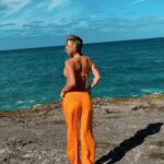 Jésica Cirio Instagram – SUMMER TIME
Amando el ruido del mar 🌊 y este look 🧡 que no puede más ☺️