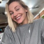 Kristina Asmus Instagram - Ну что ж, я снова блондинка!!! ⚡️
Правда, половина волос остались в раковине 😱😱😱 Запланированного плавного перехода так и не случилось))) 
И знай я, что меня ждёт двукратная кислая смывка, трёхэтапная щелочная смывка, мелирование, 3 этапа тонировки…….я бы всё равно покрасилась! 🤪 Очень уж соблазнительно пробовать новое, а парики не люблю-с. Хотя, видимо, скоро придётся полюбить 😂
Спасибо моему другу юности @alexeygorbatyuk, что хоть не все волосы выпали 😂 Лан, Лёха отговаривал меня от всего этого веселья, но сделал пребывание в тёмном и светлом цветах максимально кайфовым. Хотя, уже поговаривает как мне пойдёт лысой 😂 Друг @alexeygorbatyuk, на днях я к тебе за поддержкой - и цвета, и меня 😂

Чё, как вам платиновая Асмус? )))
