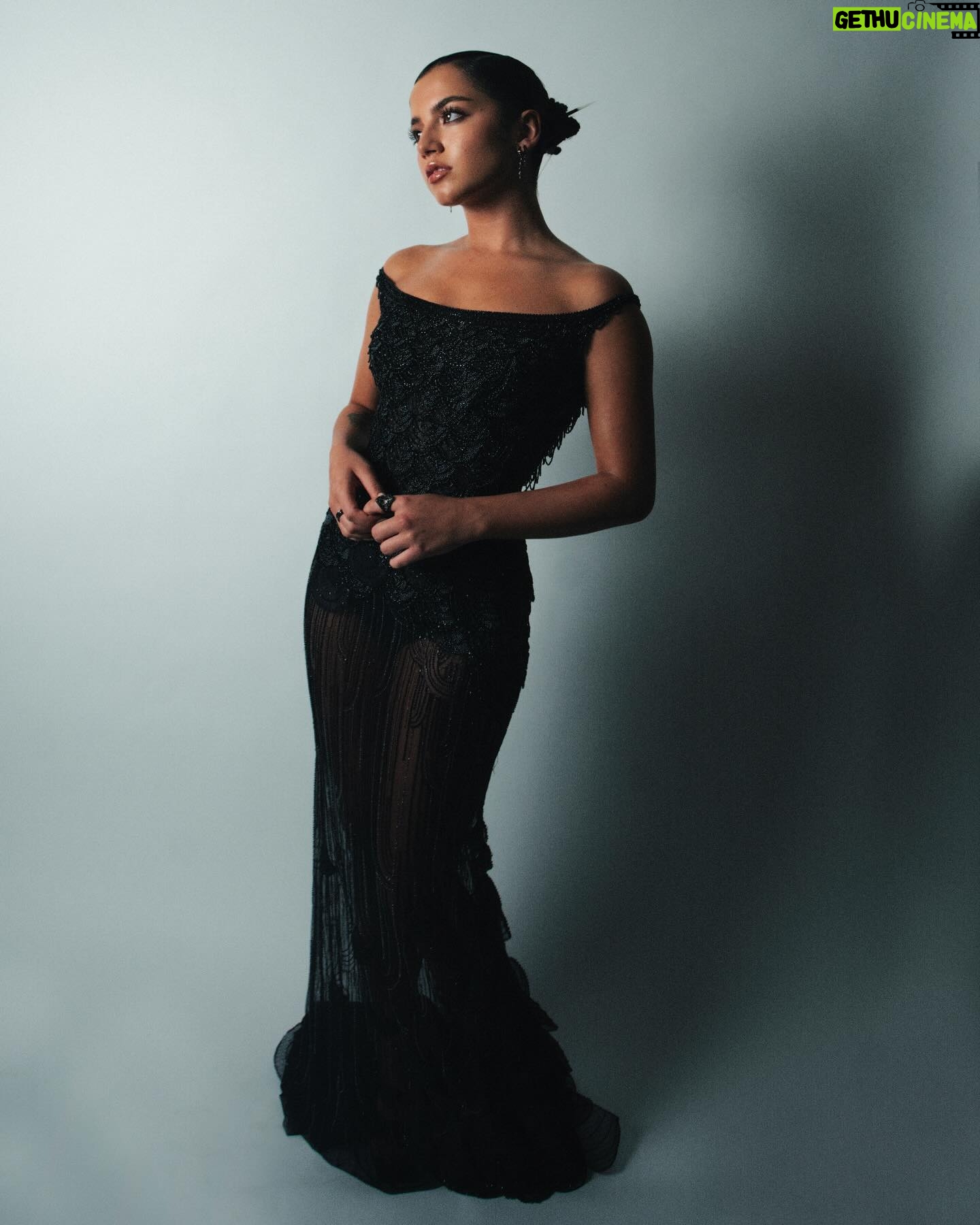 Isabela Merced Instagram - I had the honor of wearing this Versace S/S 1999 final look to the Madame Web premiere!!
This is the same dress worn by THE Naomi π³
Thank you @tabvintage & @chloeandchenelle π€
Photographer: @_miazaki_