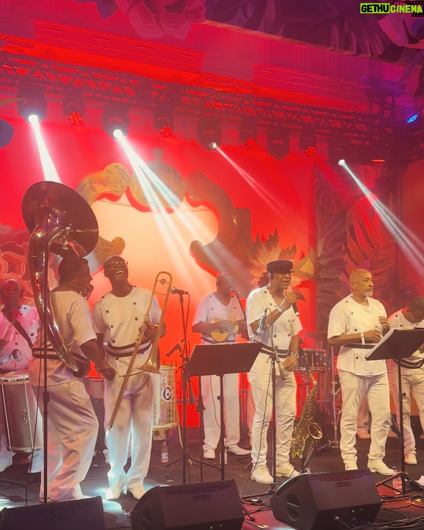 Alinne Moraes Instagram - Baile da Arara ✨🦜🧡 #bailedaarara #bailedaarara10anos Foi lindoooooo @malubarretto & @pedr01gor❣️