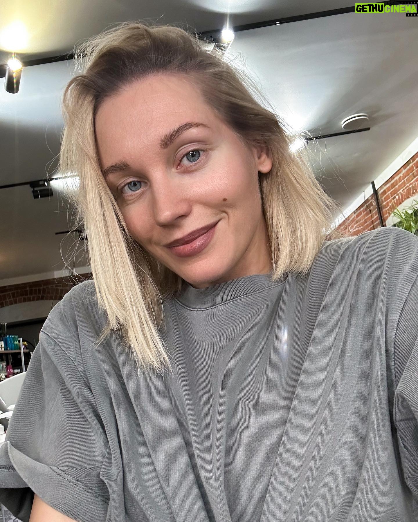 Kristina Asmus Instagram - Ну что ж, я снова блондинка!!! ⚡️
Правда, половина волос остались в раковине 😱😱😱 Запланированного плавного перехода так и не случилось)))
И знай я, что меня ждёт двукратная кислая смывка, трёхэтапная щелочная смывка, мелирование, 3 этапа тонировки…….я бы всё равно покрасилась! 🤪 Очень уж соблазнительно пробовать новое, а парики не люблю-с. Хотя, видимо, скоро придётся полюбить 😂
Спасибо моему другу юности @alexeygorbatyuk, что хоть не все волосы выпали 😂 Лан, Лёха отговаривал меня от всего этого веселья, но сделал пребывание в тёмном и светлом цветах максимально кайфовым. Хотя, уже поговаривает как мне пойдёт лысой 😂 Друг @alexeygorbatyuk, на днях я к тебе за поддержкой - и цвета, и меня 😂
Чё, как вам платиновая Асмус? )))