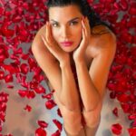 Lamitta Frangieh Instagram - Beauty of Red.. ♥️
@anantaradubai 
@golden_key_vacations 
📸 @hossamelhalwagy_photography 
.
.
.
#valentines #red #roses #anantaradubai #glamorous#resort #romantic #lamittafrangieh #redroses