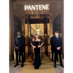 Paula Echevarría Instagram - Noche mágica ✨️ en Milán descubriendo lo nuevo de Pantene... ♥️

@pelopantene 
#PanteneBondRepair 

Mi look:
Vestido @silviafernandezatelier 
Joyas @delparamovintagejoyas 
Zapatos @louboutinworld 
Bolso @aquazzura 
Muah @mikvarez