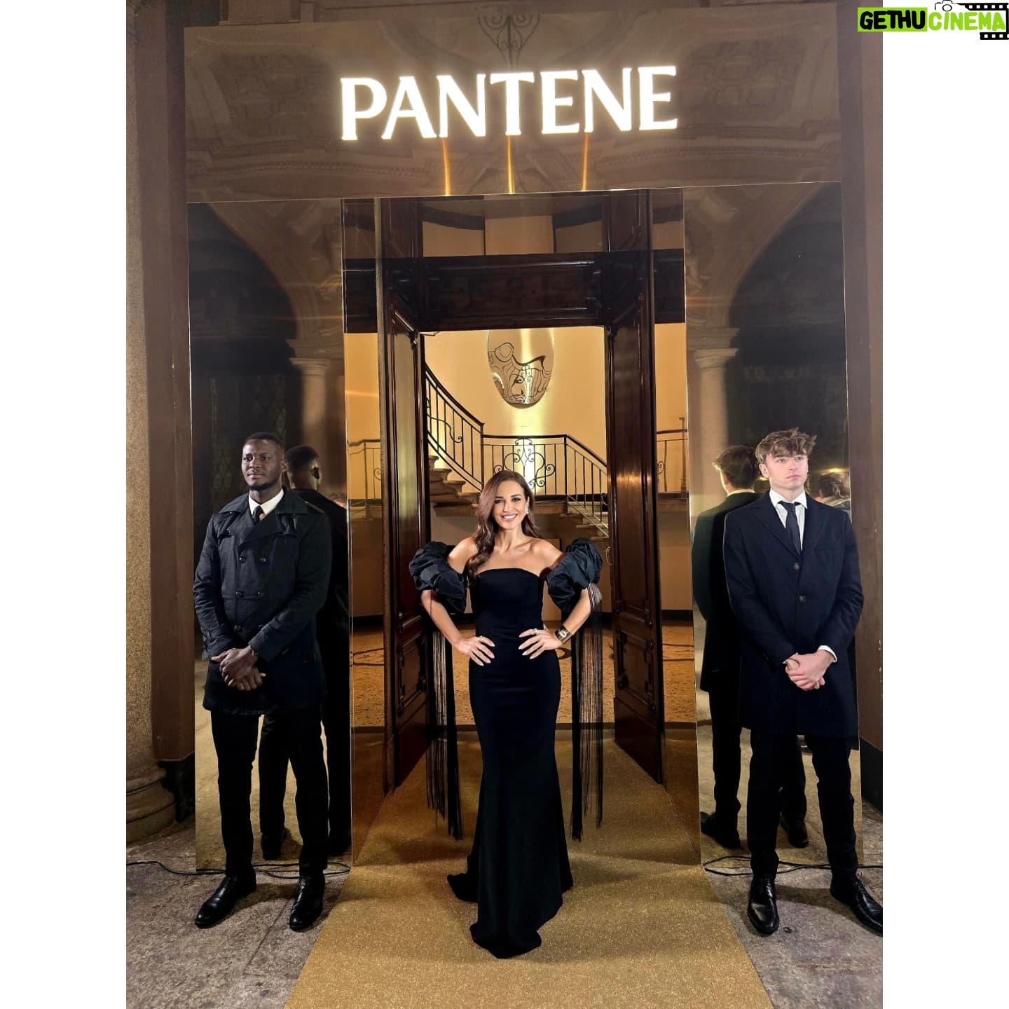 Paula Echevarría Instagram - Noche mágica ✨️ en Milán descubriendo lo nuevo de Pantene... ♥️
@pelopantene
#PanteneBondRepair
Mi look:
Vestido @silviafernandezatelier
Joyas @delparamovintagejoyas
Zapatos @louboutinworld
Bolso @aquazzura
Muah @mikvarez