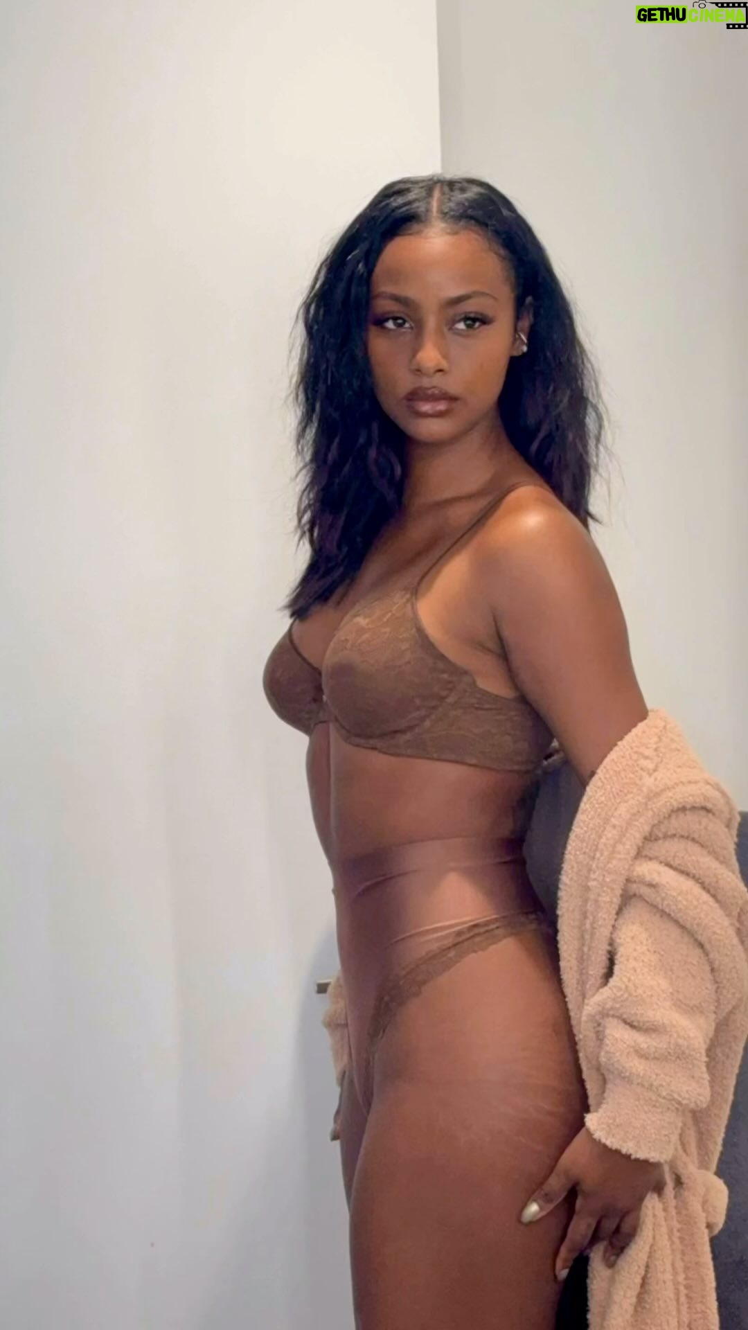 Justine Skye Instagram - Tapped in to my soft girl era lately & the new @victoriassecret Body by Victoria set is on brand 💫 #VSPartner