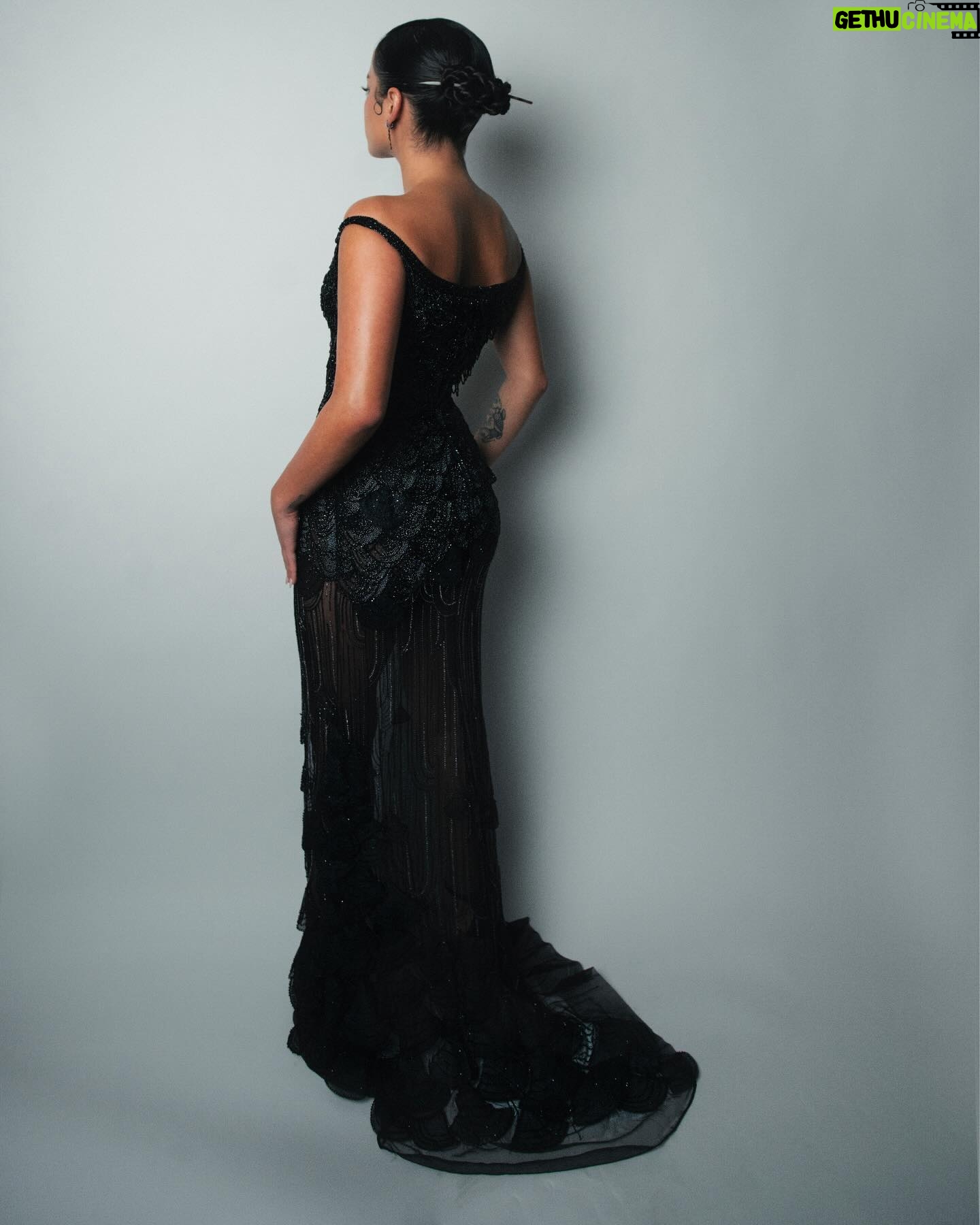 Isabela Merced Instagram - I had the honor of wearing this Versace S/S 1999 final look to the Madame Web premiere!!
This is the same dress worn by THE Naomi π³
Thank you @tabvintage & @chloeandchenelle π€
Photographer: @_miazaki_