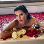 Lamitta Frangieh Instagram - Beauty of Red.. ♥️
@anantaradubai 
@golden_key_vacations 
📸 @hossamelhalwagy_photography 
.
.
.
#valentines #red #roses #anantaradubai #glamorous#resort #romantic #lamittafrangieh #redroses