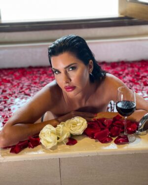 Lamitta Frangieh Instagram - Beauty of Red.. ♥️
@anantaradubai 
@golden_key_vacations 
📸 @hossamelhalwagy_photography 
.
.
.
#valentines #red #roses #anantaradubai #glamorous#resort #romantic #lamittafrangieh #redroses