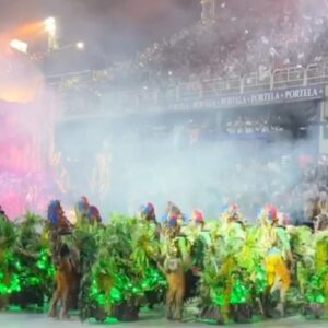 Juliana Alves Instagram - Carrosel de emoções deste carnaval! 
Foi bom curtir e aproveitar cada instante dessa festa linda! Torci, me emocionei, vibrei e fui feliz. 
Amei conhecer o camarote Rio, a convite do @guilhermebarros 
Me emocionei muito com o Salgueiro 
Reencontrei minha @gresutijuca 
Fiquei toda orgulhosa da minha irmã @eumayra.a que brilhou desfilando de perna de pau na Imperatriz
Encontrei amigos
Chorei com a Vila e a comissao de @alexneoral e @marciojahu 
E vibre com as comunidades amigas
Admirei @sou_mayaralima 
E no final ainda estava de pé pra aplaudir a Viradouro 
Ontem desfilei com as crianças como faço todo ano! 
Que venha o fds, porquê apesar de cansada eu quero maissss!