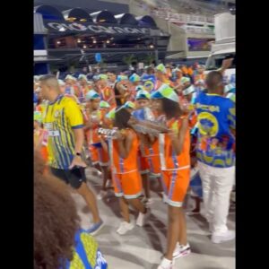 Juliana Alves Instagram - Carrossel do desfile Tijuquinha!
Ha alguns bons anos, meu compromisso nas terças de carnaval é com a crianças! 
Escola de vida, da nossa cultura, formação de sambistas com muita integridade e puro amor!
Nas escolas mirins, as crianças aprendem desde cedo a valorizar nossa base, o que é essencial e muito poderoso. 
Cultura é sistema de defesa de toda uma comunidade. 
Viva a Tijuquinha do Borel! Viva o samba!! 💙💛✨✨