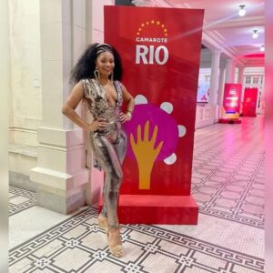 Juliana Alves Instagram - Carrosel de emoções deste carnaval! 
Foi bom curtir e aproveitar cada instante dessa festa linda! Torci, me emocionei, vibrei e fui feliz. 
Amei conhecer o camarote Rio, a convite do @guilhermebarros 
Me emocionei muito com o Salgueiro 
Reencontrei minha @gresutijuca 
Fiquei toda orgulhosa da minha irmã @eumayra.a que brilhou desfilando de perna de pau na Imperatriz
Encontrei amigos
Chorei com a Vila e a comissao de @alexneoral e @marciojahu 
E vibre com as comunidades amigas
Admirei @sou_mayaralima 
E no final ainda estava de pé pra aplaudir a Viradouro 
Ontem desfilei com as crianças como faço todo ano! 
Que venha o fds, porquê apesar de cansada eu quero maissss!