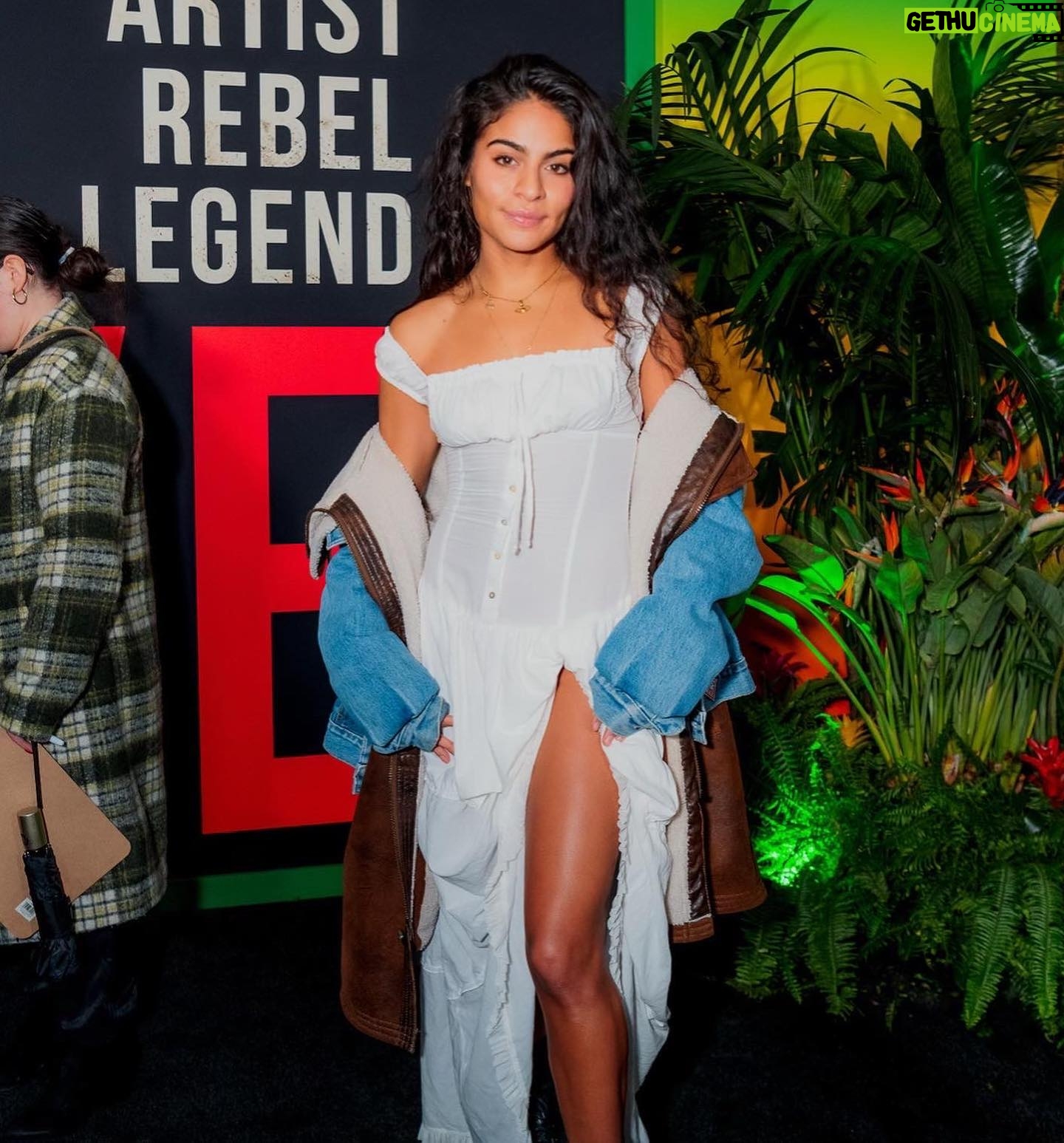 Jessie Reyez Instagram - “Is this love” cover, out now. When I was presented with the opportunity to cover such a legendary song for such a legendary movie, I almost said no. Considering how much I’ve always looked up to Bob, it seemed almost sacrilegious to attempt a song that i find so holy. “Is this Love”. A beautiful message from an artist who has provided medicine in the form of music to the world; a world that feels like it needs double the dose right now. Like most of us, there have moments in my life where burdens of the human experience have been heavier than I could bear. One moment in particular, I had landed in Toronto, circumstances rendered my tears to be waves and I couldn’t come up for air. I had to do a gig that night and I was trying to find grounding. I remember laying on a bench near the airport downtown and looking up at a canopy of trees above me. Bob came on and I felt instantly soothed. My tears dried. I decided to say yes to singing this because I chose to view it as an opportunity to pay homage to the sacred. To all involved, thank you for inviting me to be a part of this @ziggymarley @onelovemovie
The last photo was taken years ago by @demarp when i used to be a bartender in Florida. Back when the idea of being a full time musician was as just a dream. The respect and love I’ve had for Bob goes very far back. Jamaica, the world owes you one.🇯🇲❤️