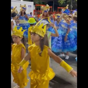 Juliana Alves Instagram - Carrossel do desfile Tijuquinha!
Ha alguns bons anos, meu compromisso nas terças de carnaval é com a crianças! 
Escola de vida, da nossa cultura, formação de sambistas com muita integridade e puro amor!
Nas escolas mirins, as crianças aprendem desde cedo a valorizar nossa base, o que é essencial e muito poderoso. 
Cultura é sistema de defesa de toda uma comunidade. 
Viva a Tijuquinha do Borel! Viva o samba!! 💙💛✨✨
