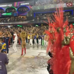 Juliana Alves Instagram - Carrosel de emoções deste carnaval! 
Foi bom curtir e aproveitar cada instante dessa festa linda! Torci, me emocionei, vibrei e fui feliz. 
Amei conhecer o camarote Rio, a convite do @guilhermebarros 
Me emocionei muito com o Salgueiro 
Reencontrei minha @gresutijuca 
Fiquei toda orgulhosa da minha irmã @eumayra.a que brilhou desfilando de perna de pau na Imperatriz
Encontrei amigos
Chorei com a Vila e a comissao de @alexneoral e @marciojahu 
E vibre com as comunidades amigas
Admirei @sou_mayaralima 
E no final ainda estava de pé pra aplaudir a Viradouro 
Ontem desfilei com as crianças como faço todo ano! 
Que venha o fds, porquê apesar de cansada eu quero maissss!