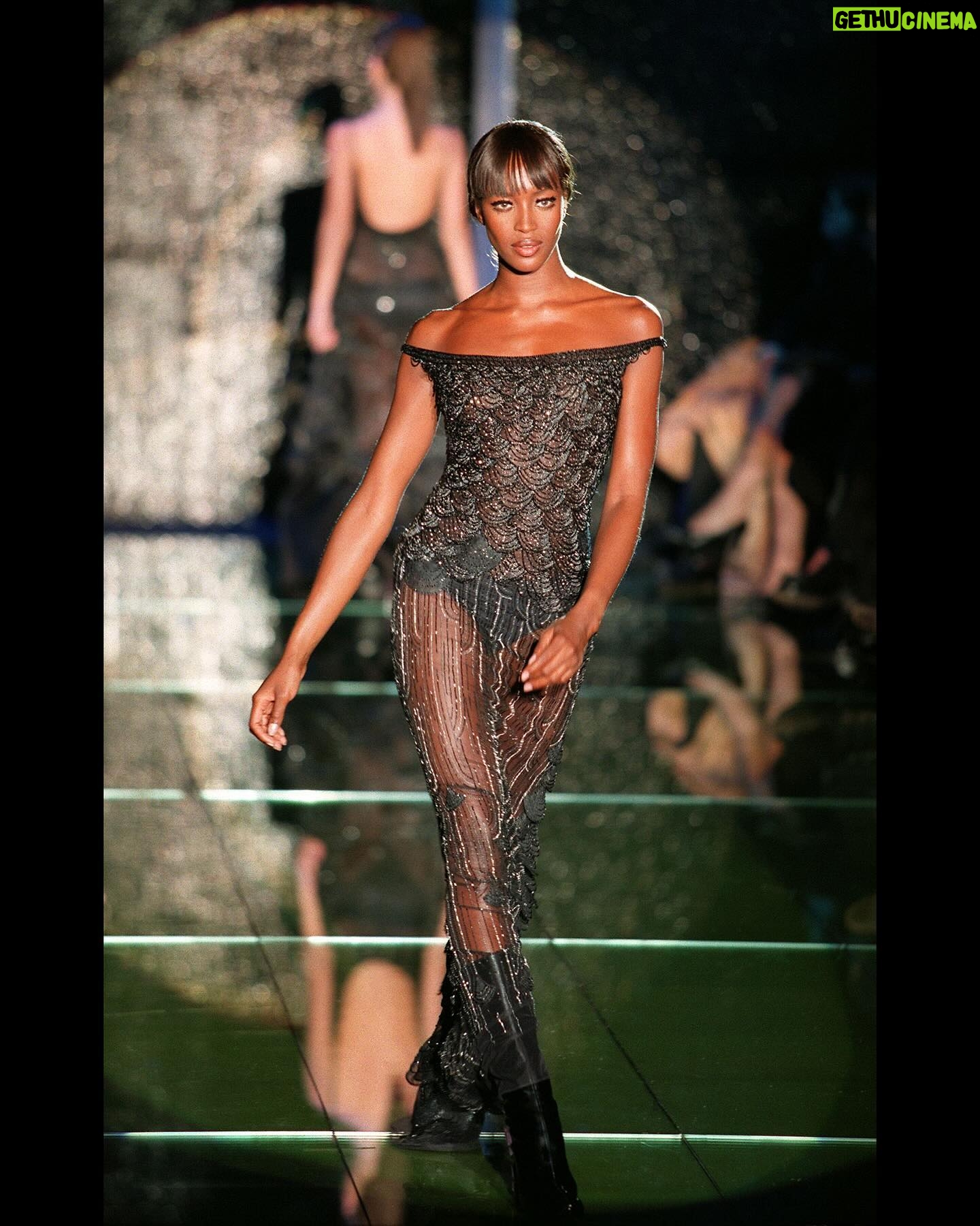 Isabela Merced Instagram - I had the honor of wearing this Versace S/S 1999 final look to the Madame Web premiere!!
This is the same dress worn by THE Naomi π³
Thank you @tabvintage & @chloeandchenelle π€
Photographer: @_miazaki_