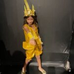 Juliana Alves Instagram - Carrossel do desfile Tijuquinha!
Ha alguns bons anos, meu compromisso nas terças de carnaval é com a crianças! 
Escola de vida, da nossa cultura, formação de sambistas com muita integridade e puro amor!
Nas escolas mirins, as crianças aprendem desde cedo a valorizar nossa base, o que é essencial e muito poderoso. 
Cultura é sistema de defesa de toda uma comunidade. 
Viva a Tijuquinha do Borel! Viva o samba!! 💙💛✨✨