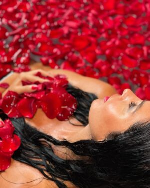 Lamitta Frangieh Instagram - Beauty of Red.. ♥️
@anantaradubai 
@golden_key_vacations 
📸 @hossamelhalwagy_photography 
.
.
.
#valentines #red #roses #anantaradubai #glamorous#resort #romantic #lamittafrangieh #redroses